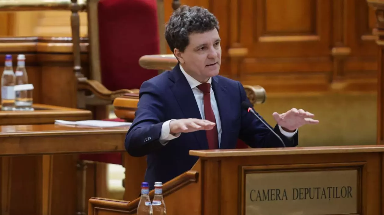 Președintele Nicușor Dan, îmbrăcat la costum și cu cravată roșie, vorbește de la pupitrul Camerei Deputaților și explică cu mâinile, luni, 26 mai 2025, în ziua în care a depus jurământul de credință