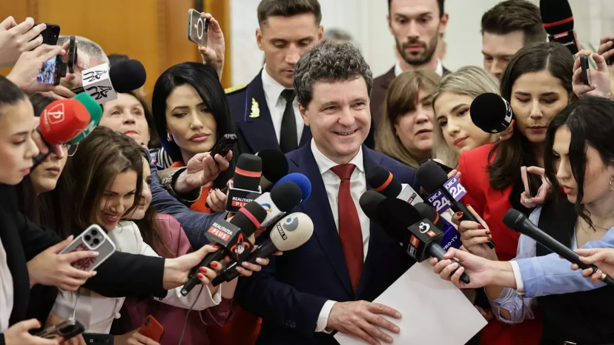 Noul președinte al României, Nicușor Dan, după ce a depus jurământul în Parlament, este zâmbitor și vorbește cu presa, București, 26 mai 2025, Palatul Parlamerntului