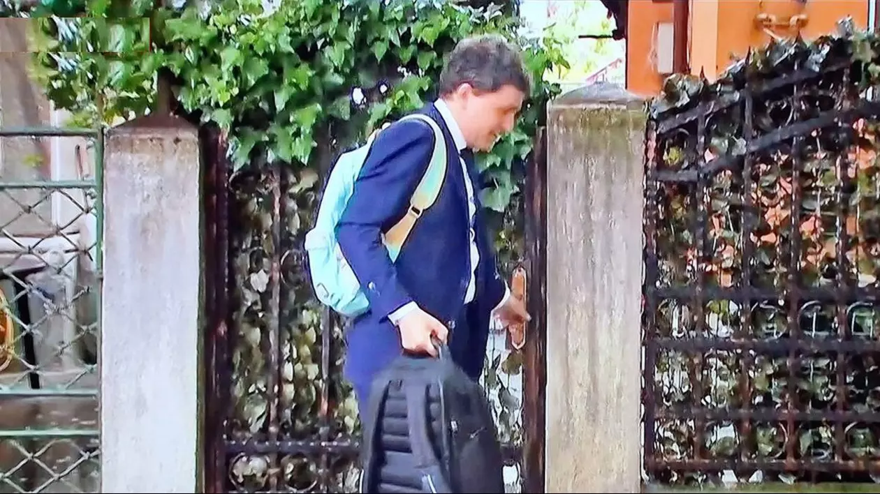 Nicușor Dan, surprins în timp ce iese din casă și are în spate ghiozdanul copilului, în ziua în care depune jurământul ca președinte al României, București, 26 mai 2025