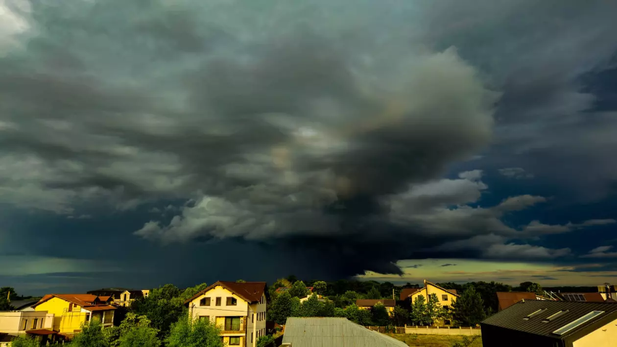 Cerul plin de nori negri, deasupra Bucureștiului. Jos se văd acoperișurile caselor