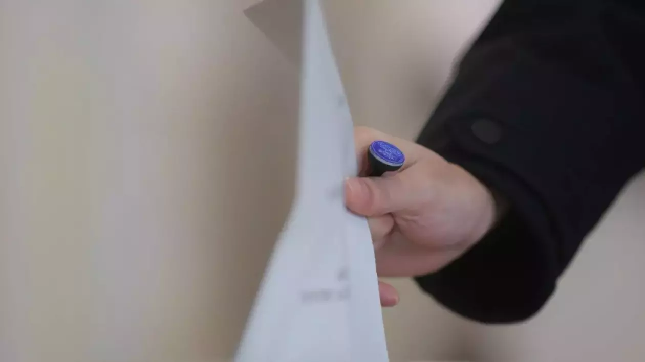 Un bărbat din Brăila a încercat să mituiască alegătorii cu sucuri și alcool, pentru a vota cu candidatul pe care îl susține