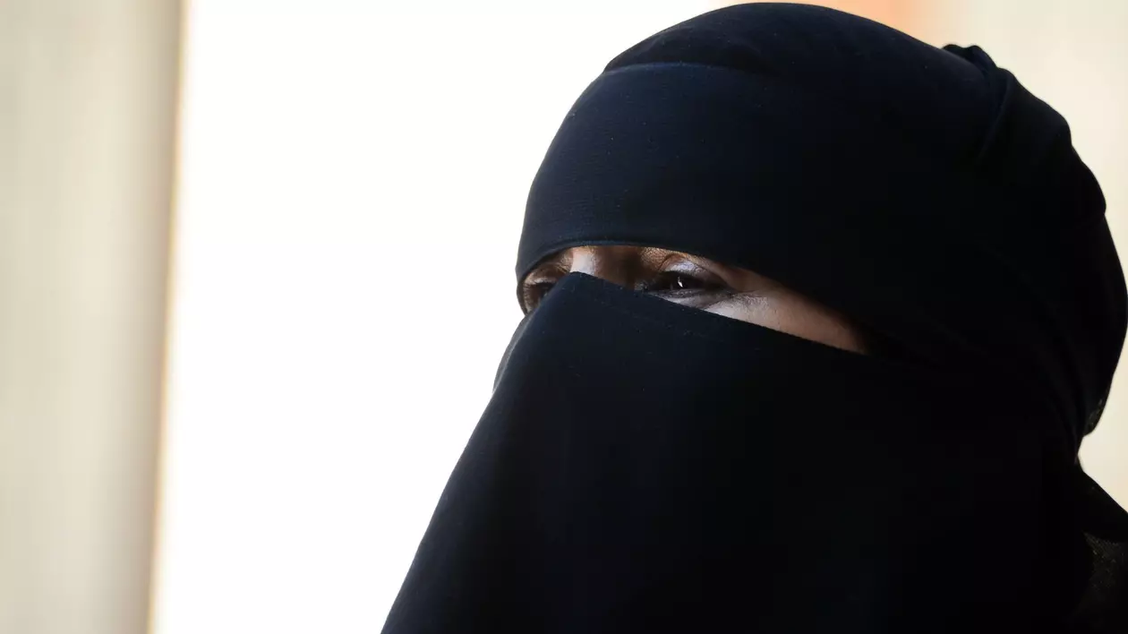 O femeie islamică tipică purtând burqa.