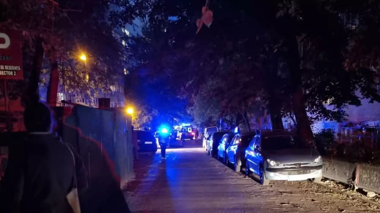 O fetiță de 7 ani și mama ei au căzut de la etajul 5 al unui bloc din București