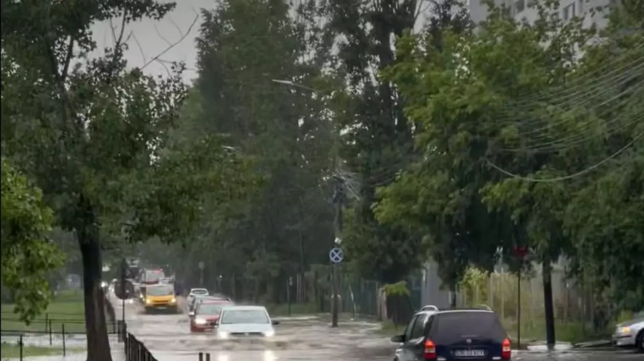 O ploaie puternică a făcut prăpăd în București. Bld Metalurgiei.