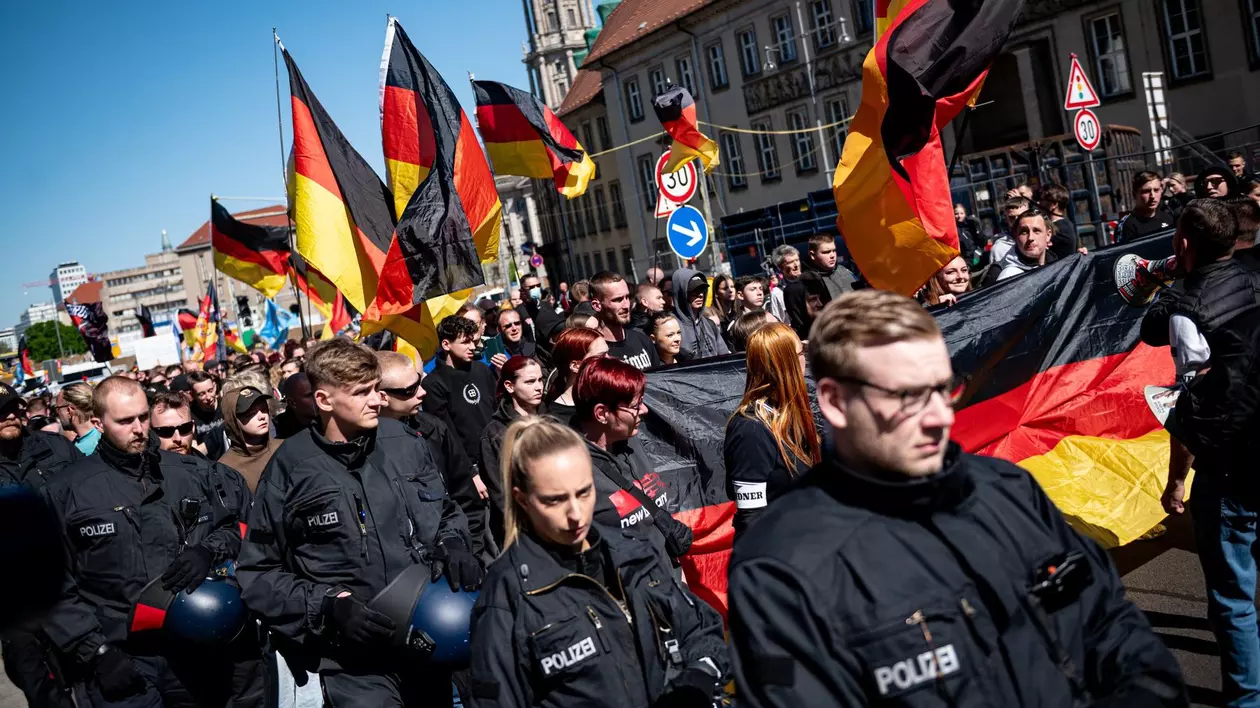 Oameni cu steaguri ale Germaniei iau parte la o demonstrație în Berlin - 26 aprilie 2025