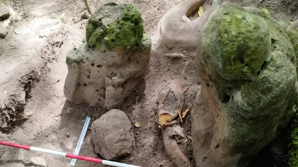 două sculpturi antropomorfe de formă sau aspect uman care "reprezintă un cuplu ancestral", descoperite în situl arheologic Uaxactun din Biosfera Maya, departamentul Peten, Guatemala.