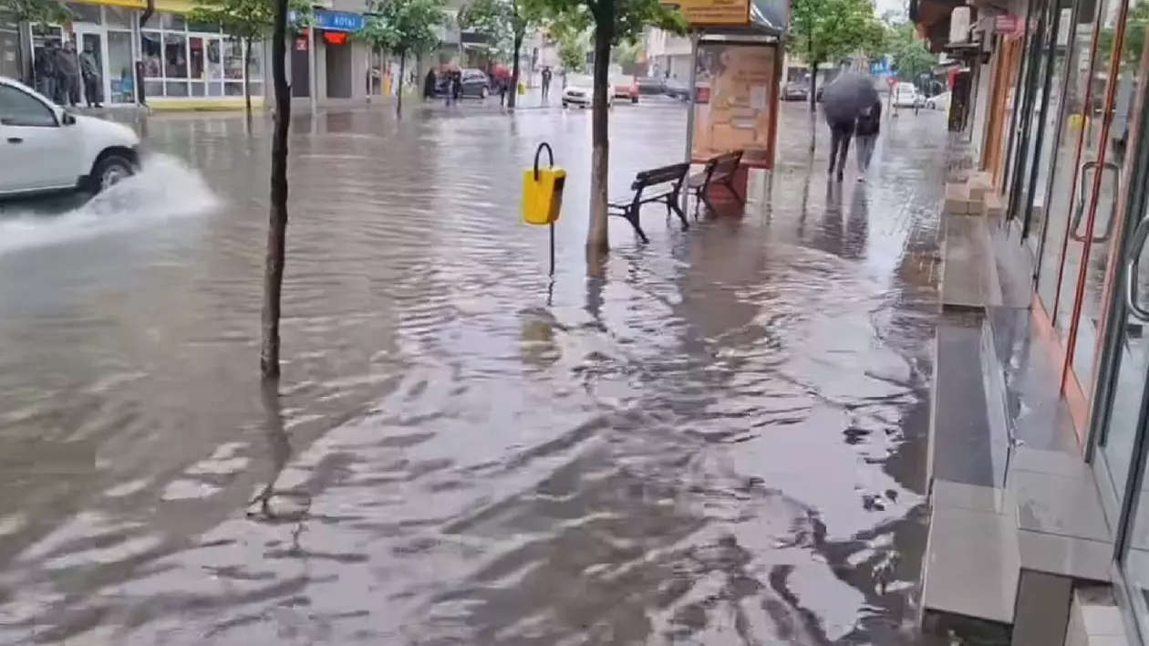 Imagini din primul oraș inundat în România, după 12 ore de ploaie continuă și înainte să intre în vigoare codul portocaliu