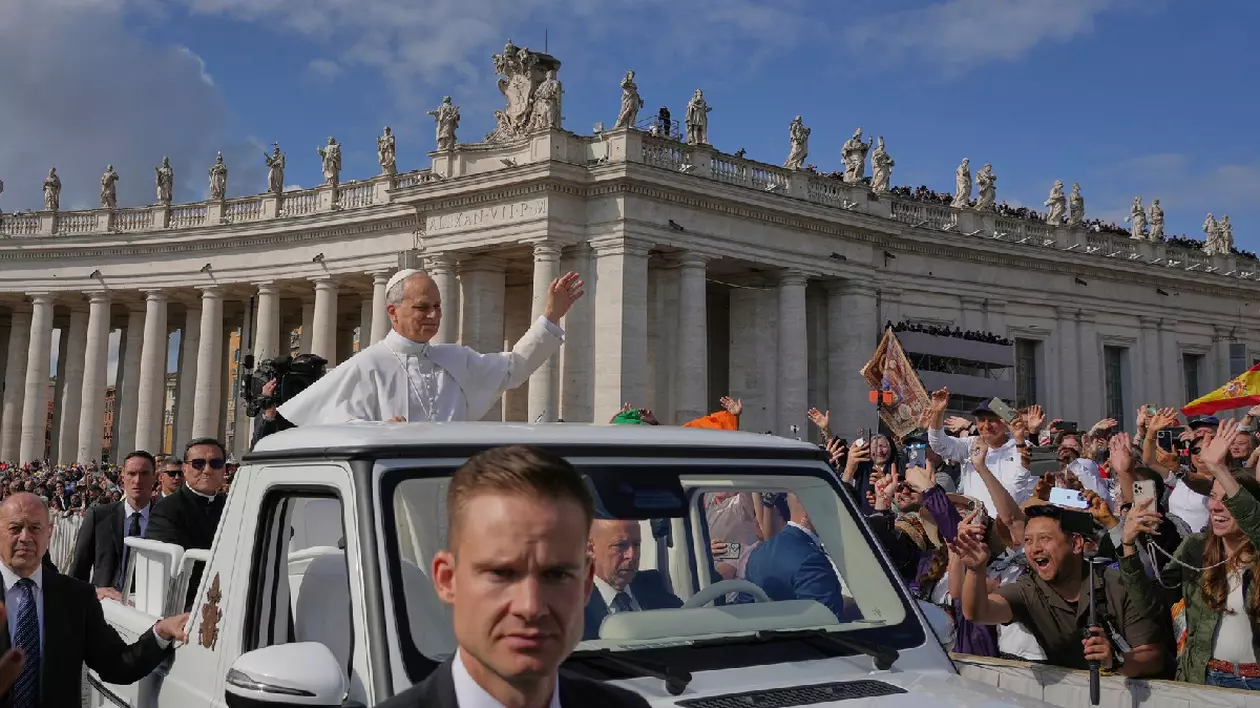 Papa Leon a făcut primul drum la bordul papamobilului său, un Mercedes: s-a oprit pentru a binecuvânta 3 bebeluși