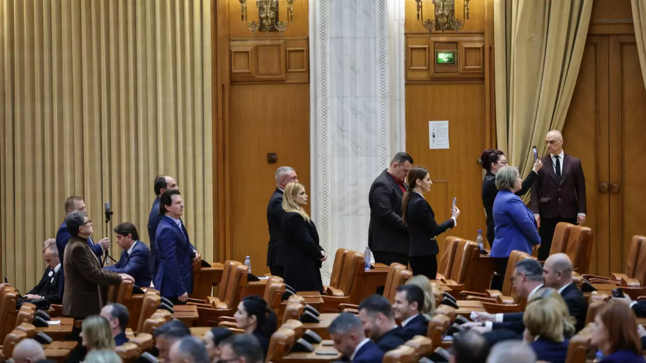 În imagine sunt ilustrați parlamentarii care s-au ridicat și s-au întors cu spatele la ceilalți oameni