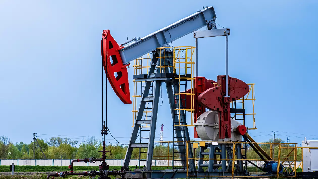 Pre&#539;ul petrolului a crescut cu 6% dup&#259; ce Israelul a atacat Iranul. Carburan&#539;ii se vor scumpi