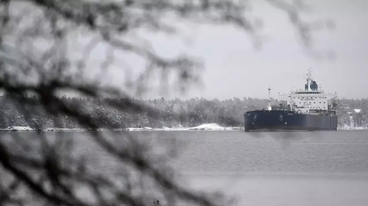 Petrolierul Eagle S, ancorat lângă portul Kilpilahti, în Golful Finlandei, după ce a avariat cabluri submarine în timp ce transporta ilegal petrol pentru Rusia