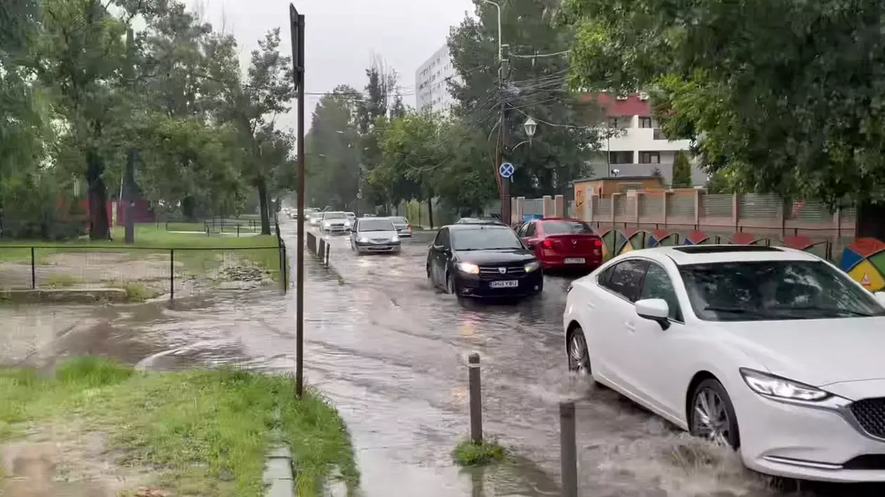 Ploaie puternică în București. Bld Metalurgiei.