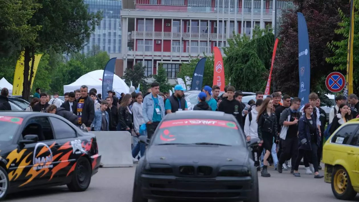 Cea mai spectaculoasă expoziție de automobile revine în campusul Politehnicii București. POLI AutoFEST se va desfășura în weekendul 16 – 18 mai