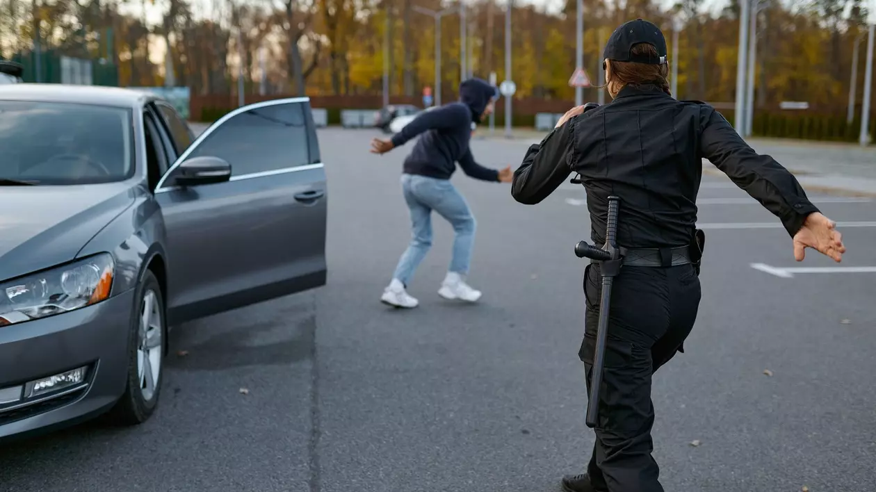 Un hoț prins după 2 săptămâni de la furt a mușcat un polițist de mână, i-a dat un pumn în față și a fugit să se baricadeze în casă, în București. Ce a urmat