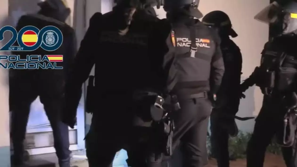 Cinci români exploatau lucrători sezonieri și îi țineau în condiții mizere, într-un hotel abandonat dintr-un orășel din Valencia