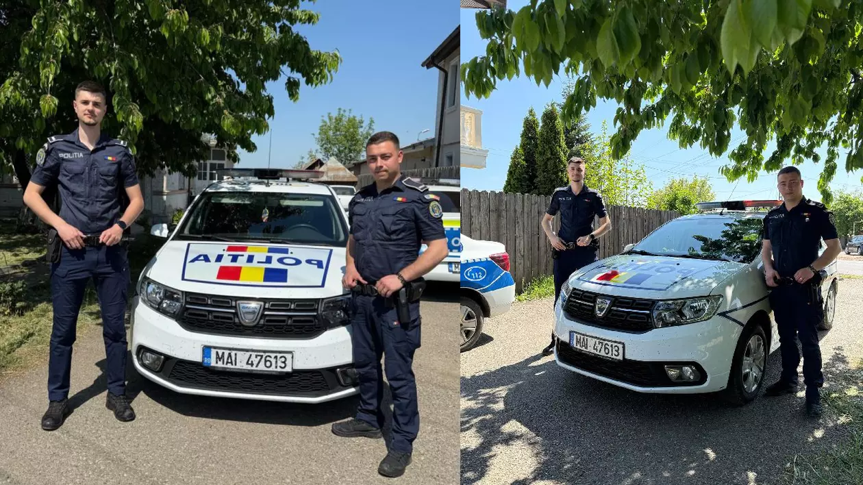 Doi polițiști tineiri, îmbrăcați în uniformă bleumarin, fotografiați în fața unei mașini de Poliție
