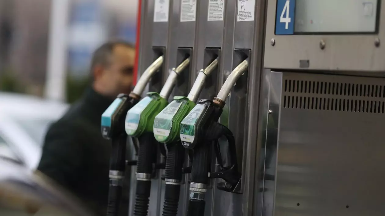 Prețul benzinei crește din nou și a trecut de pragul de 7 lei pe litru la pompă. Nici motorina nu stă mai bine