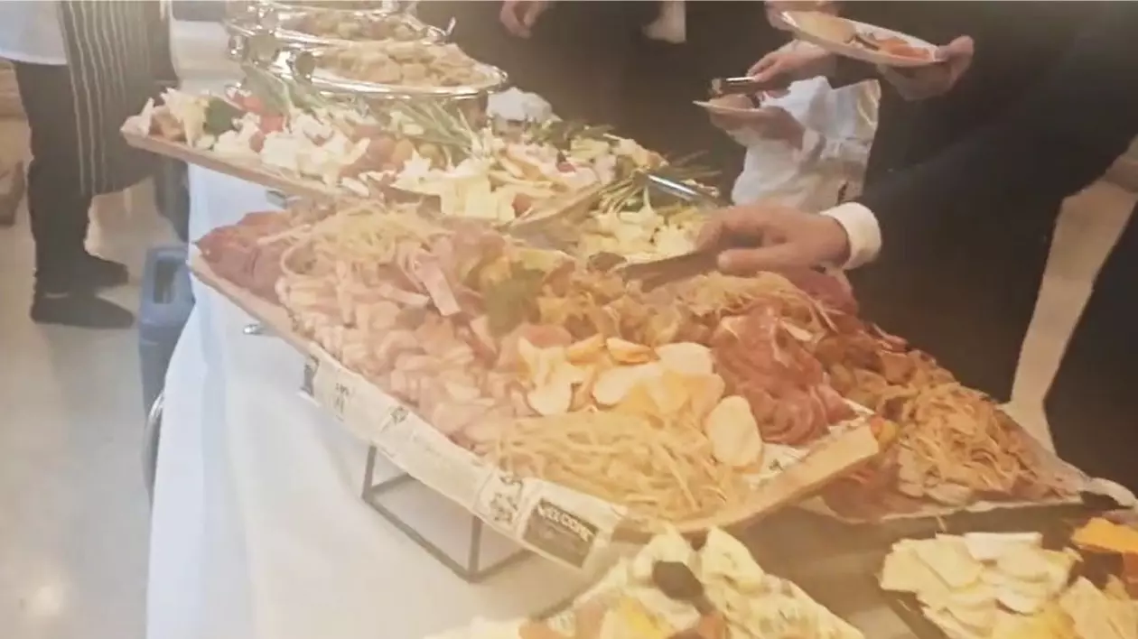 mese pline la Cotroceni, la recepția din Sala Unirii