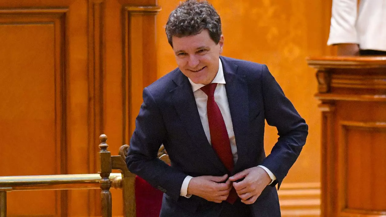 Presedintele ales, Nicusor Dan, sosoeste la ceremonia depunerii juramantului in plenul Camerelor, luni, 26 mai 2025, la Palatul Parlamentului din Bucuresti.