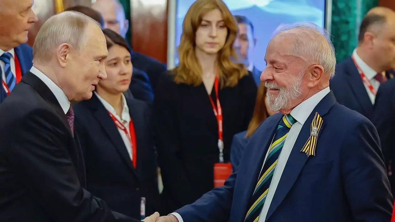 Președintele brazilian Luiz Inácio Lula da Silva, dreapta, dă mâna cu Vladimir Putin, stânga, la recepția de Ziua Victoriei