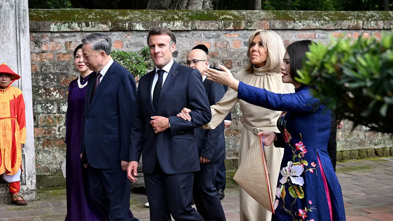 Președintele francez Emmanuel Macron și Brigitte Macron, în vizită în Vietnam.