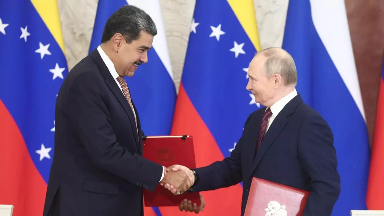 În imagine Președinții Rusiei și Venezuelei , Vladimir Putin și Nicolas Maduro dau mâna intr-o întâlnire la Moscova