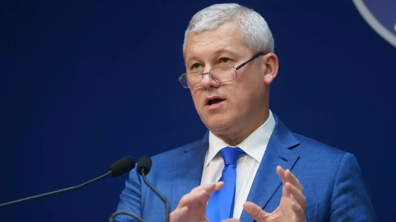 Ministrul Afacerilor Interne, Cătălin Predoiu, vorbește la o conferință de presă