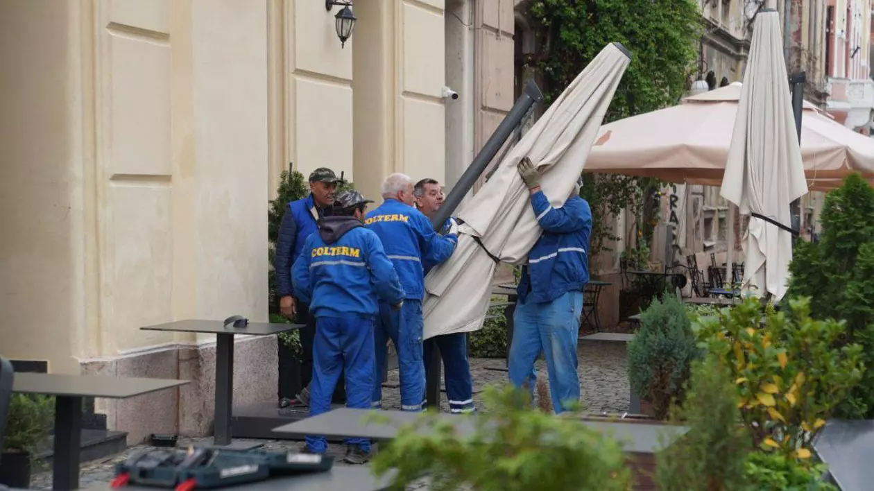 Angajați ai Primăriei Municipiului Timișoara, doborând mai multe terase amplasate ilegal, în centrul orașului
