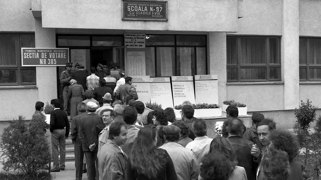 Primele alegeri libere legislative si prezidentiale din Romania, desfasurate pe 20 mai 1990. Sectie de votare amplasata in incinta Scolii Nr.97 din Bucuresti