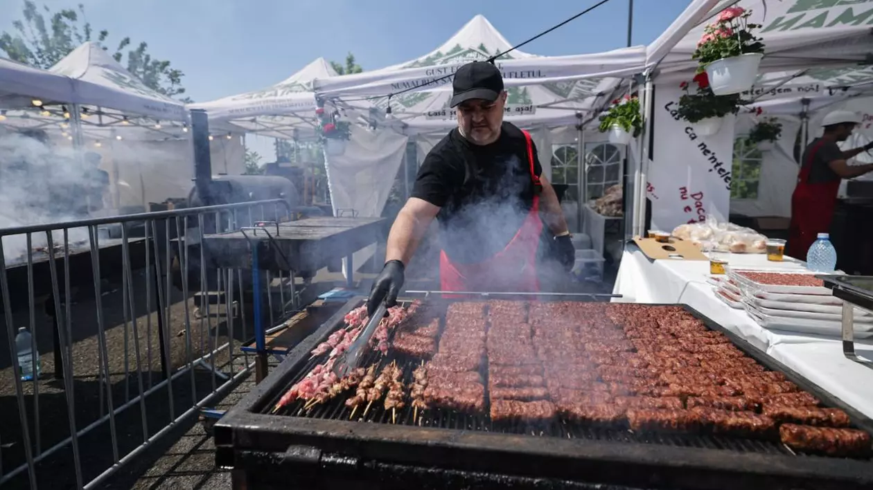 bucătar care gătește mici pe grătar la Festivalul Micului cel Mare, București, 1 - 4 mai