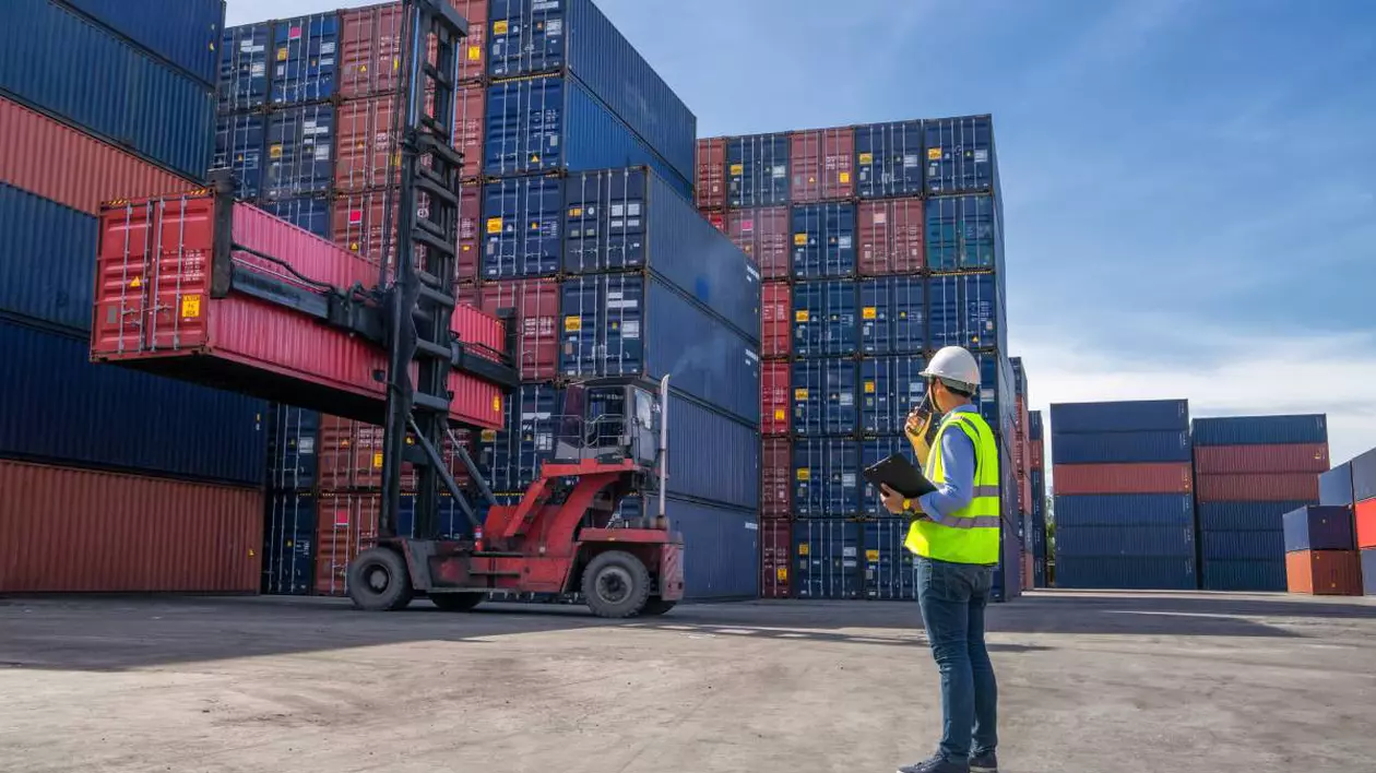 SUA reduc taxele minime pentru importurile din China. Până la cât vor scădea tarifele pentru produsele de valoare mică