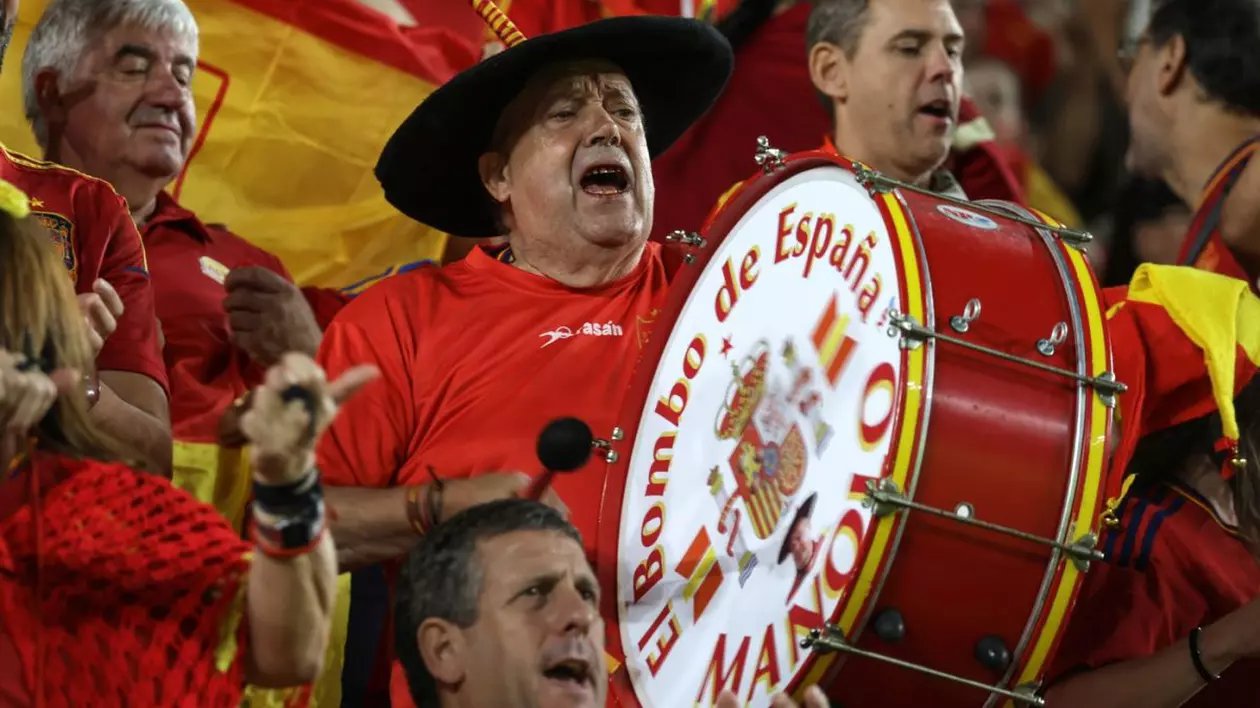 Manolo, în tribune, încurajând cu celebra sa tobă naționala de fotbal a Spaniei
