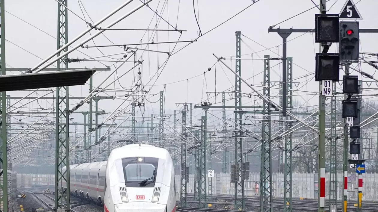 Un tren intră în Gara Centrală din Erfurt. Imagine cu caracter ilustrativ