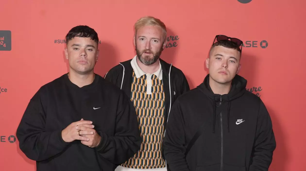 Membrii trupei Kneecap: Liam Og O Hannaigh (Mo Chara), JJ O'Dochartaigh (DJ Provai) și Naoise O Caireallain (Moglai Bap)