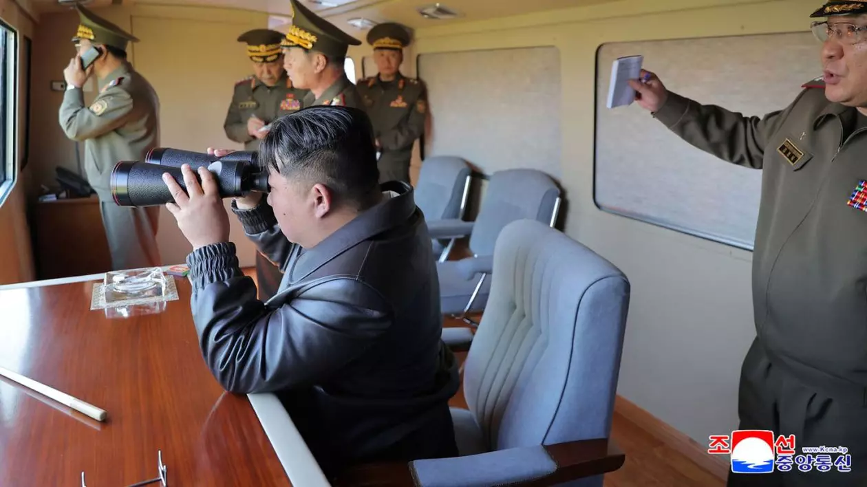 Liderul nord-coreean Kim Jong Un asistă la un exercițiu comun al unităților de artilerie și rachete cu rază lungă de acțiune
