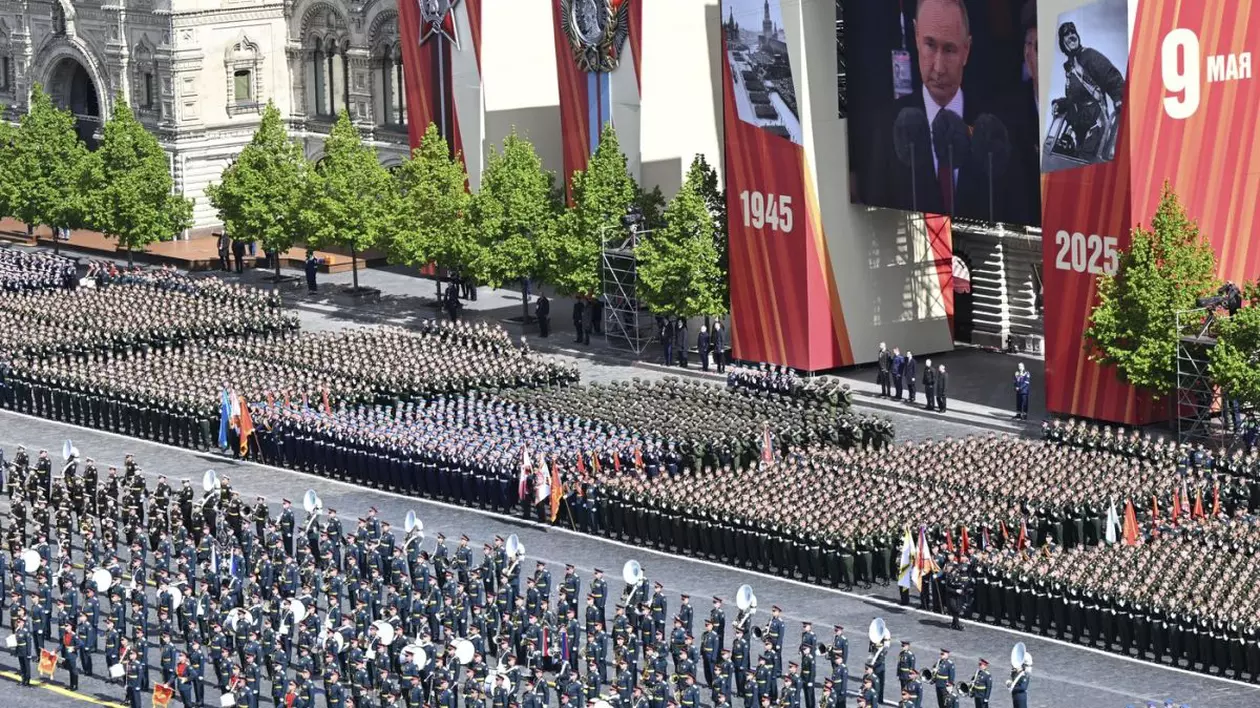 Militari ruși participă la parada militară de Ziua Victoriei de la Moscova, Rusia, vineri, 9 mai 2025, care marchează cea de-a 80-a aniversare a victoriei Uniunii Sovietice asupra Germaniei naziste în timpul celui de-al Doilea Război Mondial