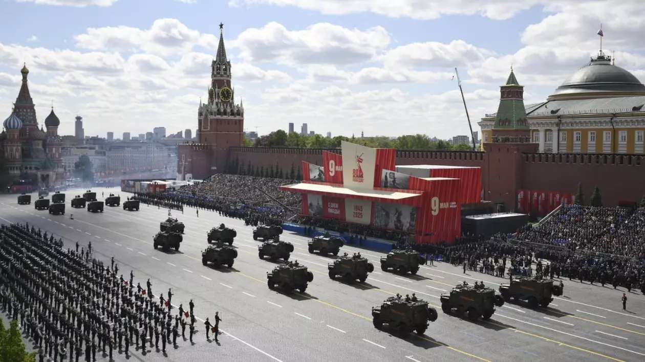 Un actor american și un celebru regizor de film au participat la parada militară de Ziua Victoriei de la Moscova