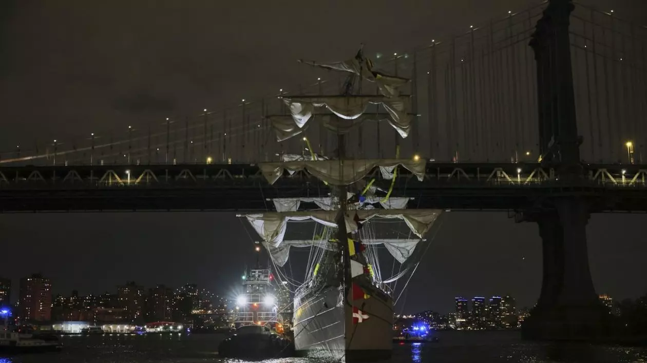 O navă-școală a marinei mexicane a lovit podul Brooklyn din New York. Cel puțin 20 de persoane au fost rănite