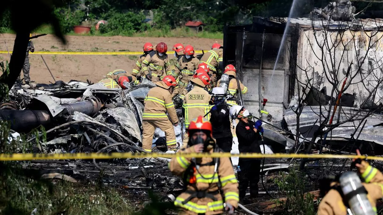 Salvatorii lucrează la locul prăbușirii unui avion militar în Pohang, Coreea de Sud, 29 mai 2025. Toți cei patru membri ai echipajului au fost uciși în accidentul aviatic
