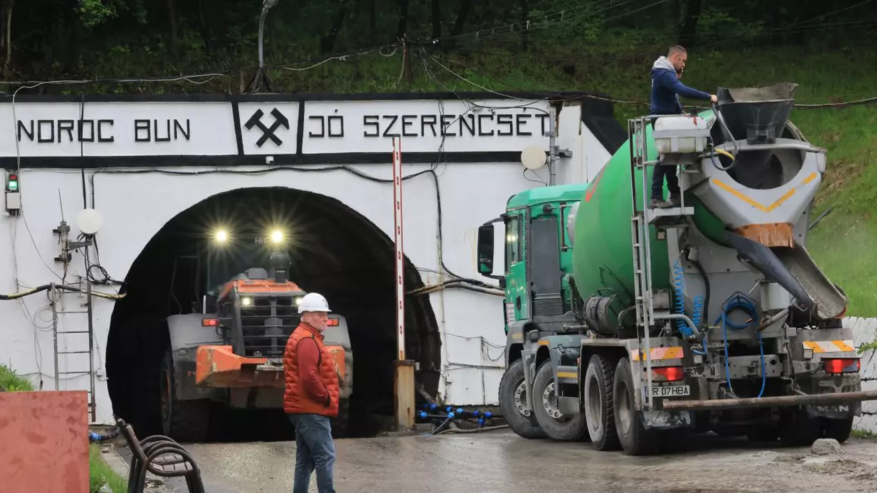În imagine, mina de la Praid, utilaje ca intrare si inauntru, un barbat supraveghează