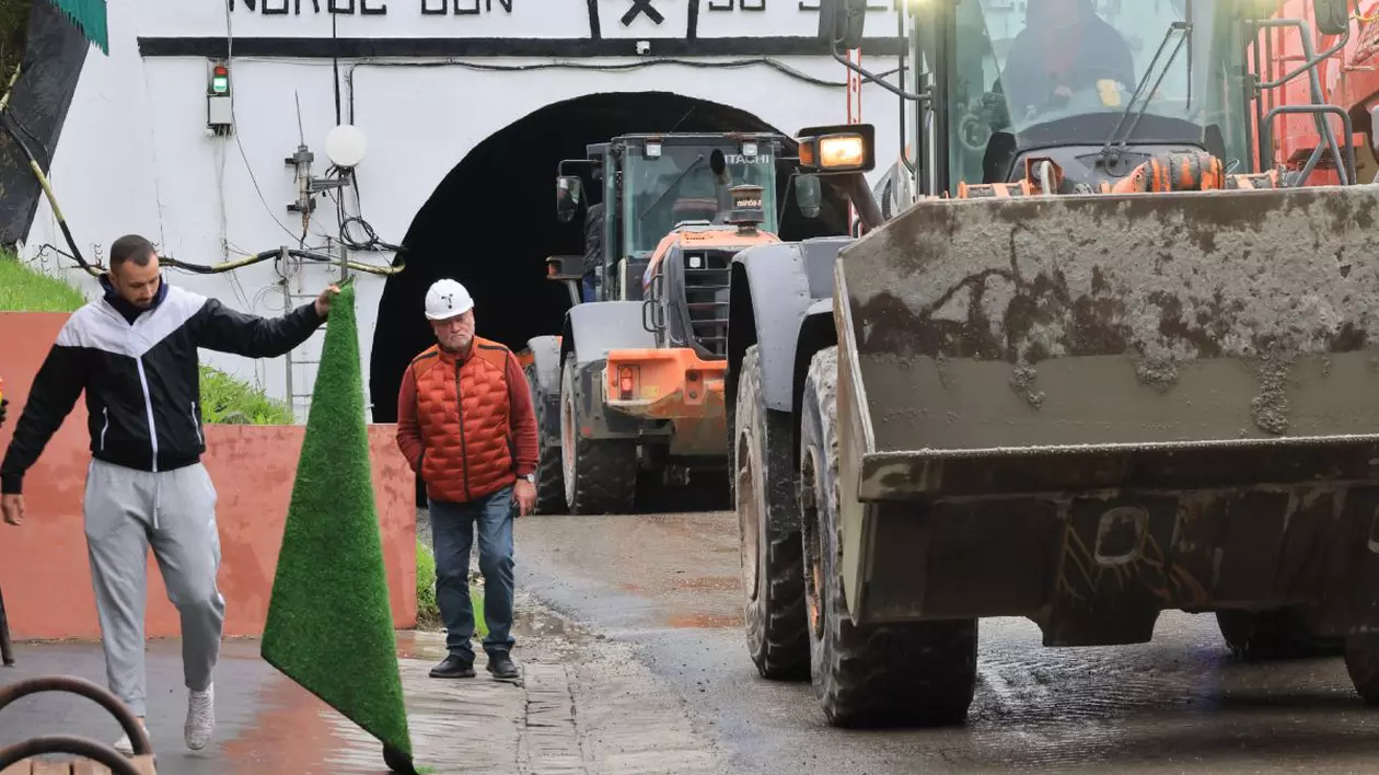 In imagine mina de la Praid, utilaje ca intrare si inauntru, un barbat supravegheaza