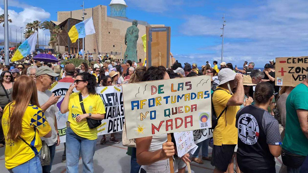 Proteste uriașe în Insulele Canare împotriva turiștilor, înainte de începutul verii: „Există apă pentru piscine și terenuri de golf, dar nu și pentru populație” I VIDEO