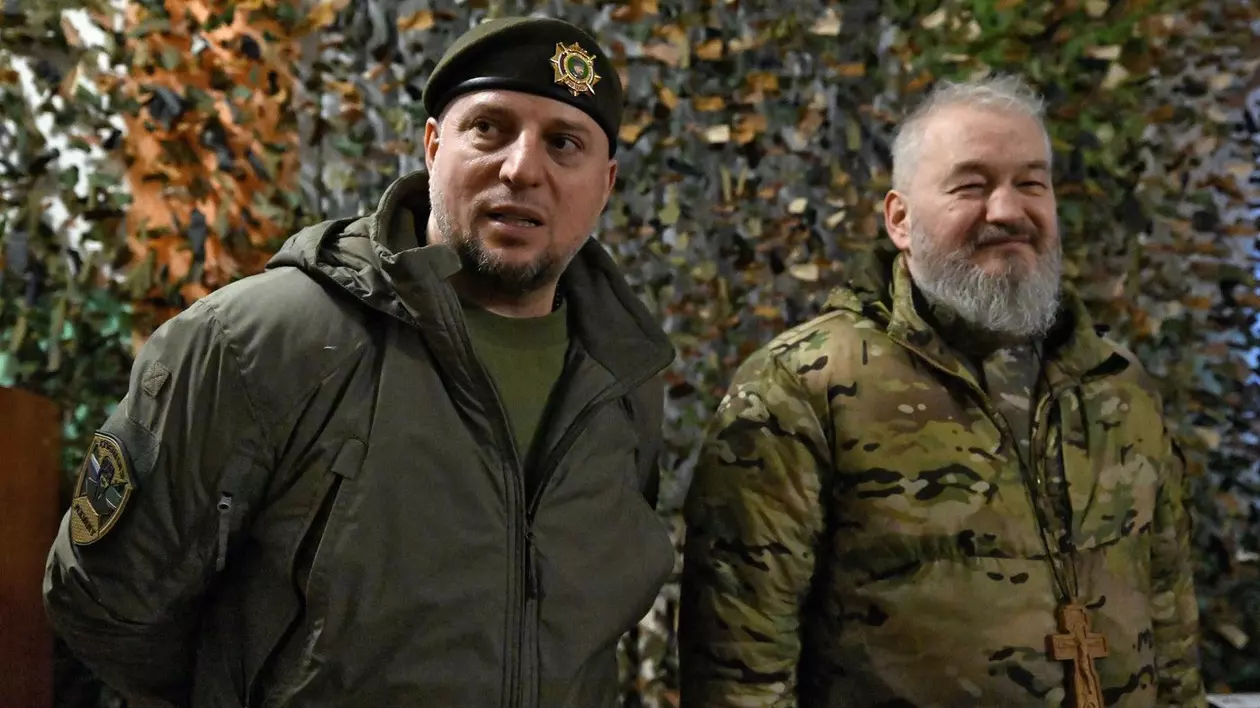 Protopopul Dmitri Vasilenkov (dreapta) și comandantul unității Ahmat, generalul Apti Alaudinov (stânga) Foto: Profimedia