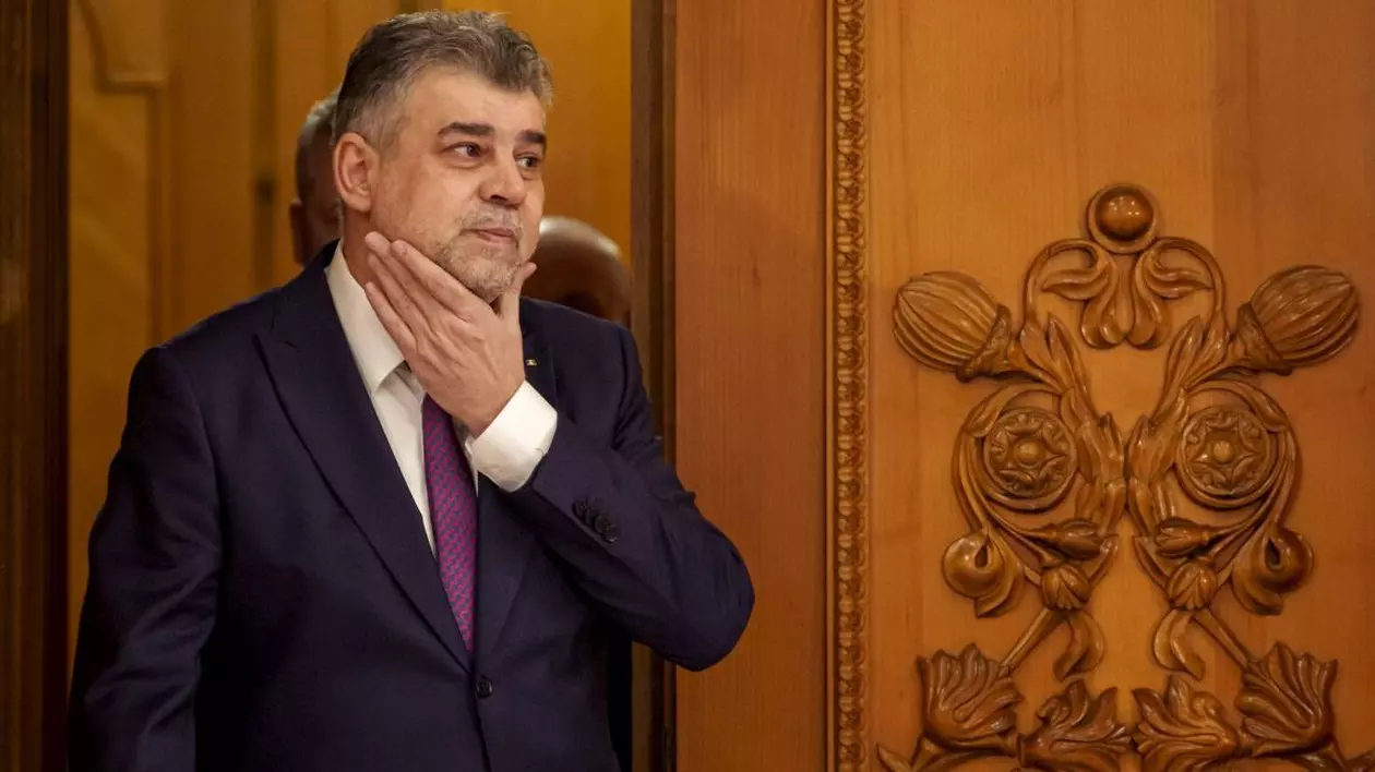 Marcel Ciolacu își pune mâna pe bărbie și părăsește sala în care au avut loc dezbaterile asupra moțiunii de cenzură împotriva guvernului, vineri, 28 februarie 2025, în Parlament.