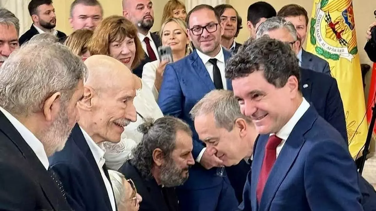Mircea Cărtărescu apare în partea de sus a imaginii