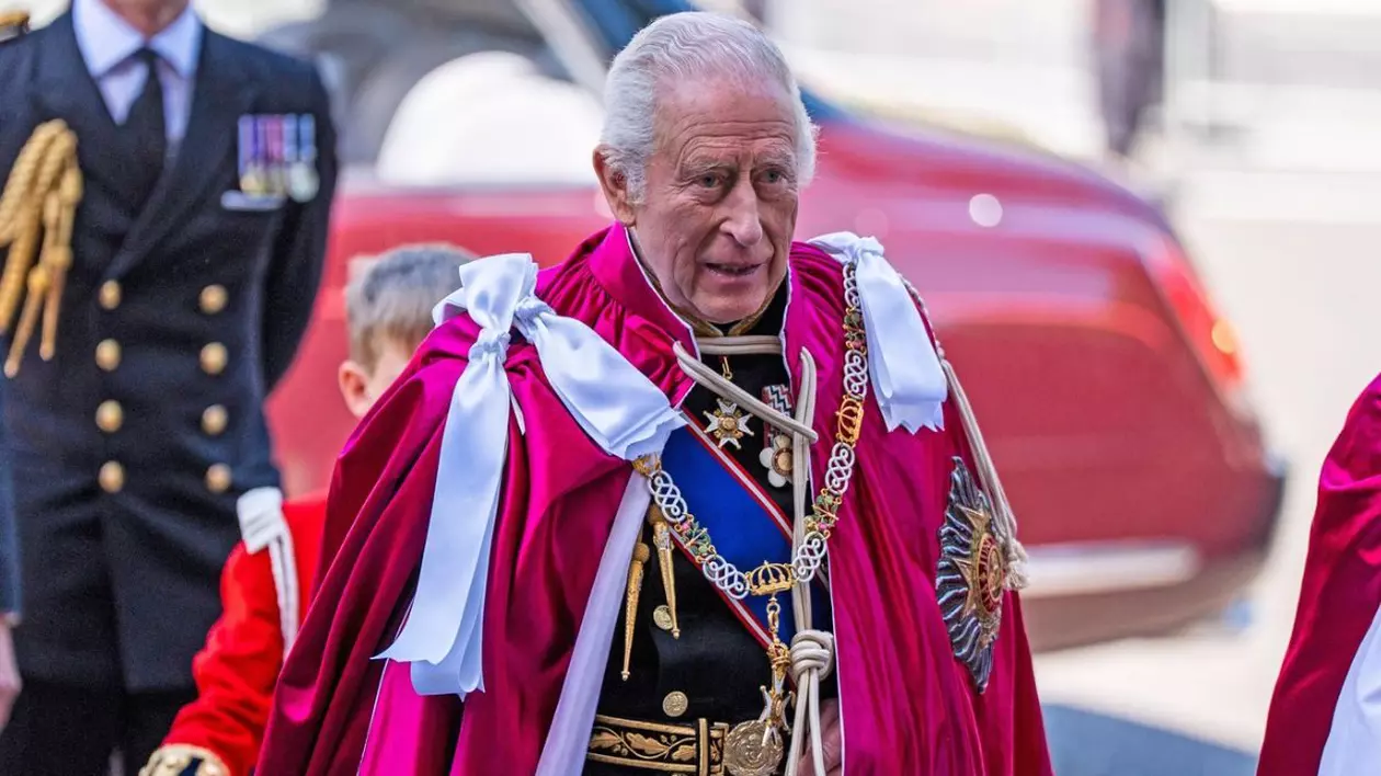 Regele Carol al III-lea, Charles, Șeful Suveran al Prea Onorabilului Ordin al Băii, cum mantie rosie, sosește pentru slujba de depunere a jurământului și instalare în titlu a Marelui Maestru și a Marii Cruci a Cavalerului, la Abația Westminster din Londra, vineri, 16 mai 2025.