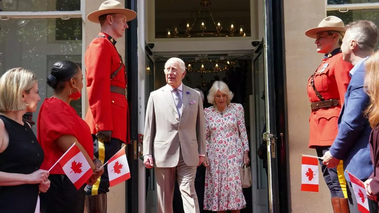 Regele Carol al III-lea, intr-un costum deschis la culoare, se tine de mână cu regina Camilla, îmbrăcată înutr-o richie albă cu flori colorate, părăsind Canada House din Londra, după o vizită dedicată împlinirii a 100 de ani de la deschiderea sa în iunie 1925