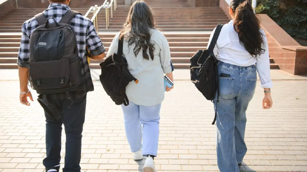 Rezultate BAC Bacău 2025 - Cativa elevi se indreapta spre liceu ca sa afle rezultatele de la examen