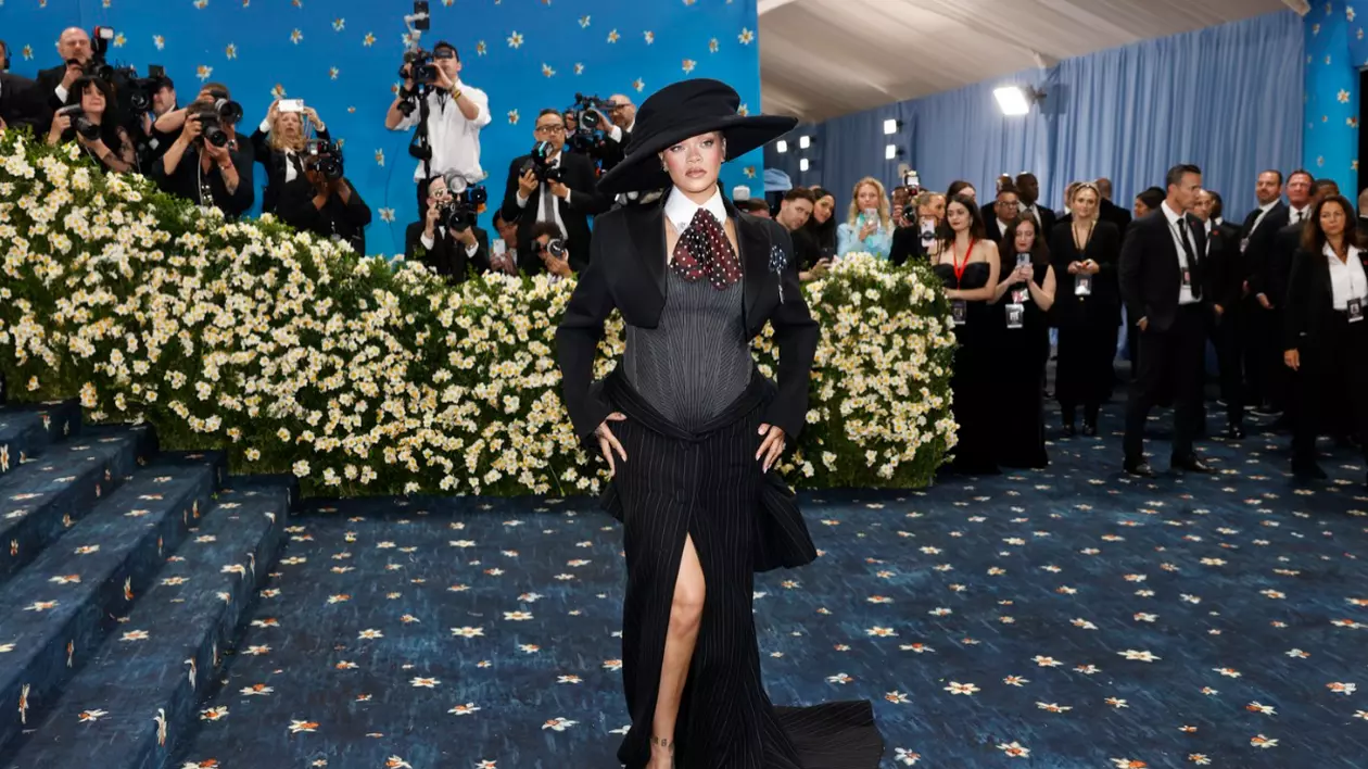 Rihanna ce covorul albastru la Met Gala 2025 într-o ținută reinterpretată