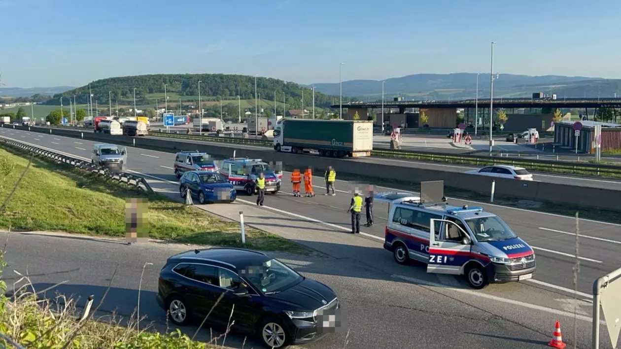 Mai multe mașini de poliție și agenți pe o autostradă din Austria, unde un român a fost lovit mortal de un autoturism, 30 aprilie 2025